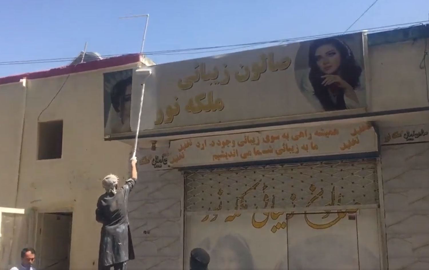 Taliban güzellik merkezindeki kadın fotoğrafını sildirdi