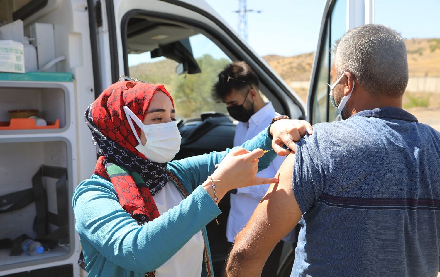 Li Çewlîgê tîmên tendirustiyê li ser rê ajokar û rêwiyan vaksîn dikin