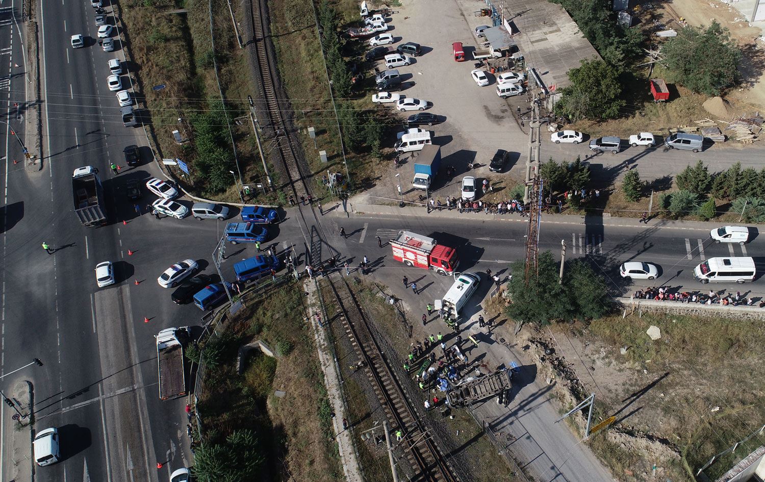 Yük treni, işçileri taşıyan minibüse çarptı: 6 ölü