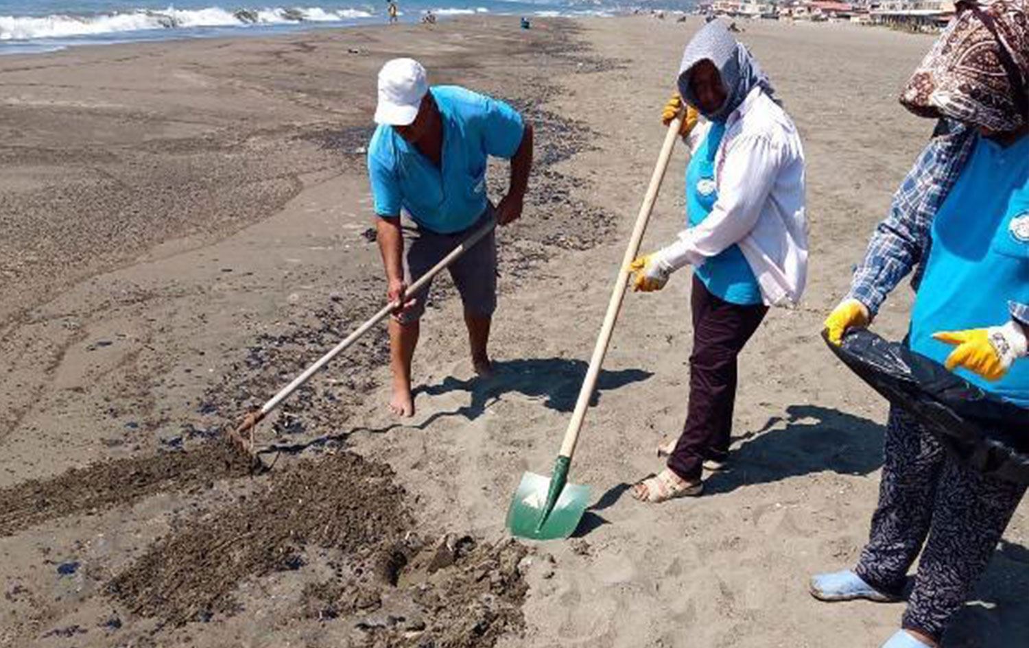 Suriye kaynaklı petrol sızıntısı Hatay’a ulaştı, temizlik çalışması sürüyor