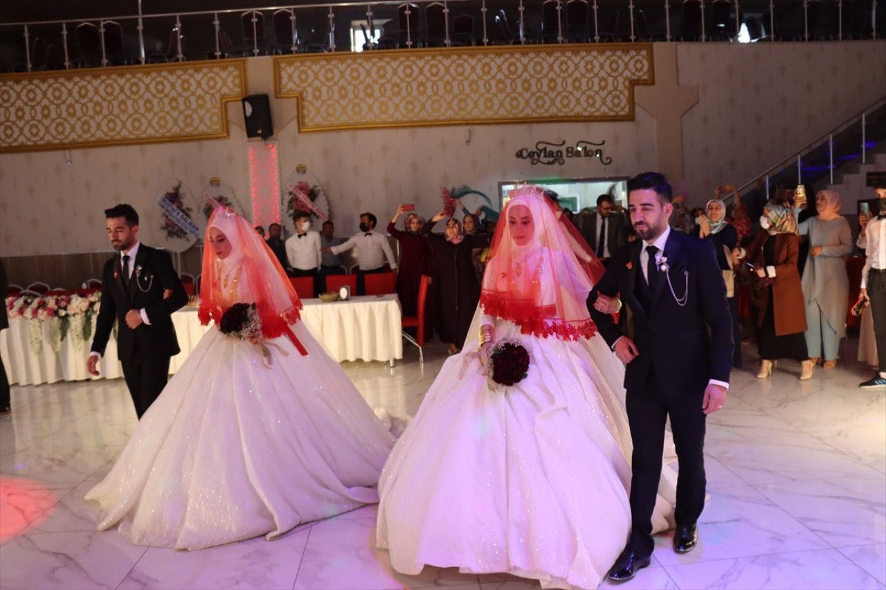 Li Semsûrê xwişkên cêwî bi birayên cêwî re zewicîn