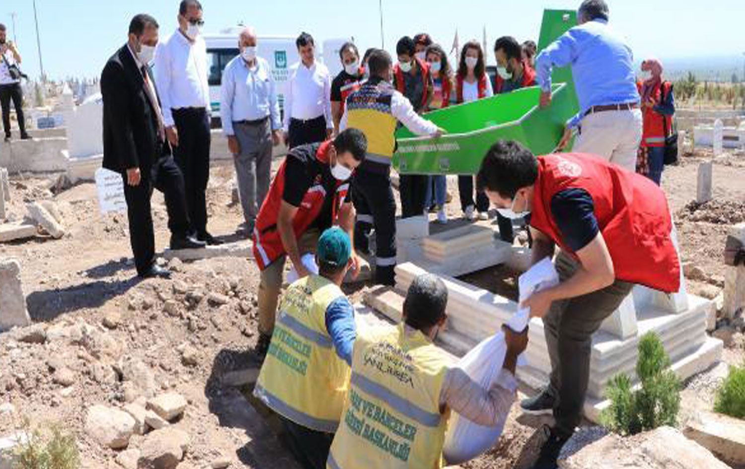 Babasının öldürdüğü genç kız kimsesizler mezarlığında toprağa verildi