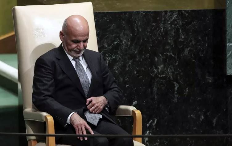 Afganistan'ı terk eden eski devlet başkanı Gani özür diledi