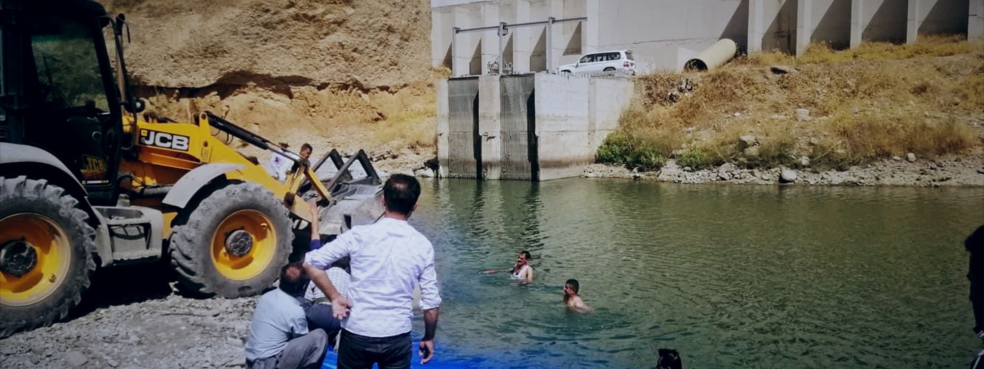 بەڕێوەبەر و فەرمانبەرانی ئاوی قەڵادزێ بۆ گلدانەوەی ئاو بەری ئاوی زێی بچووک بە نایلۆن دەگرن