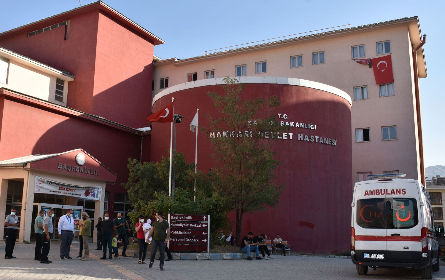 Hakkari'de 29 yaşındaki genç koronadan öldü, başhekim halkı aşı olmaya çağırdı