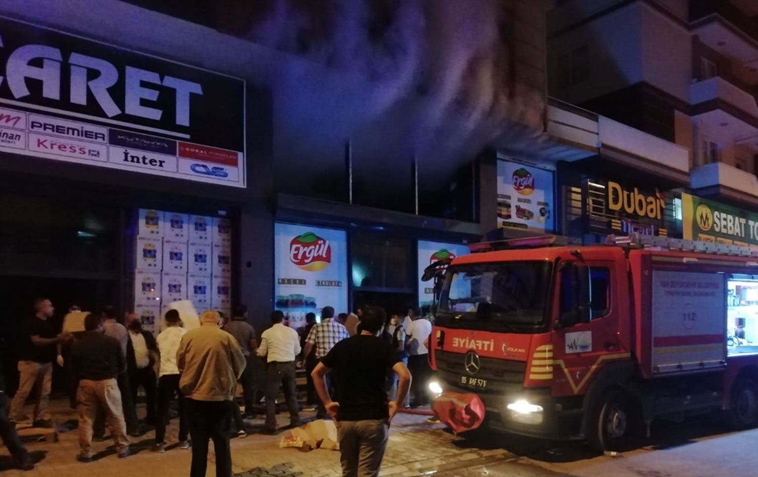 Van'da toptan gıda ve temizlik deposunda yangın