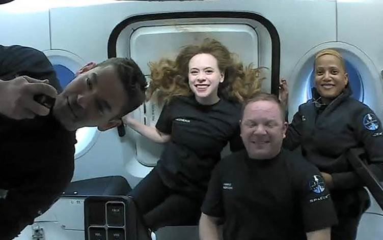 Dünya yörüngesine çıkan ilk turistler yeryüzüne döndü