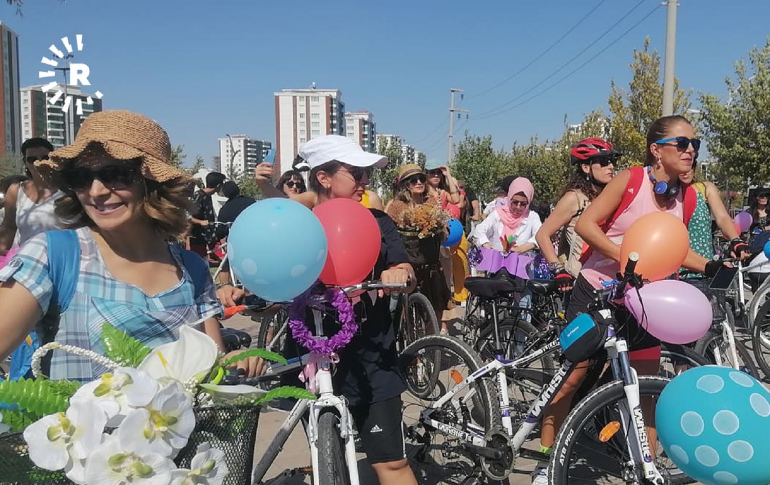 Diyarbakırlı kadınlar önce pedal çevirdi, ardından halay çekti