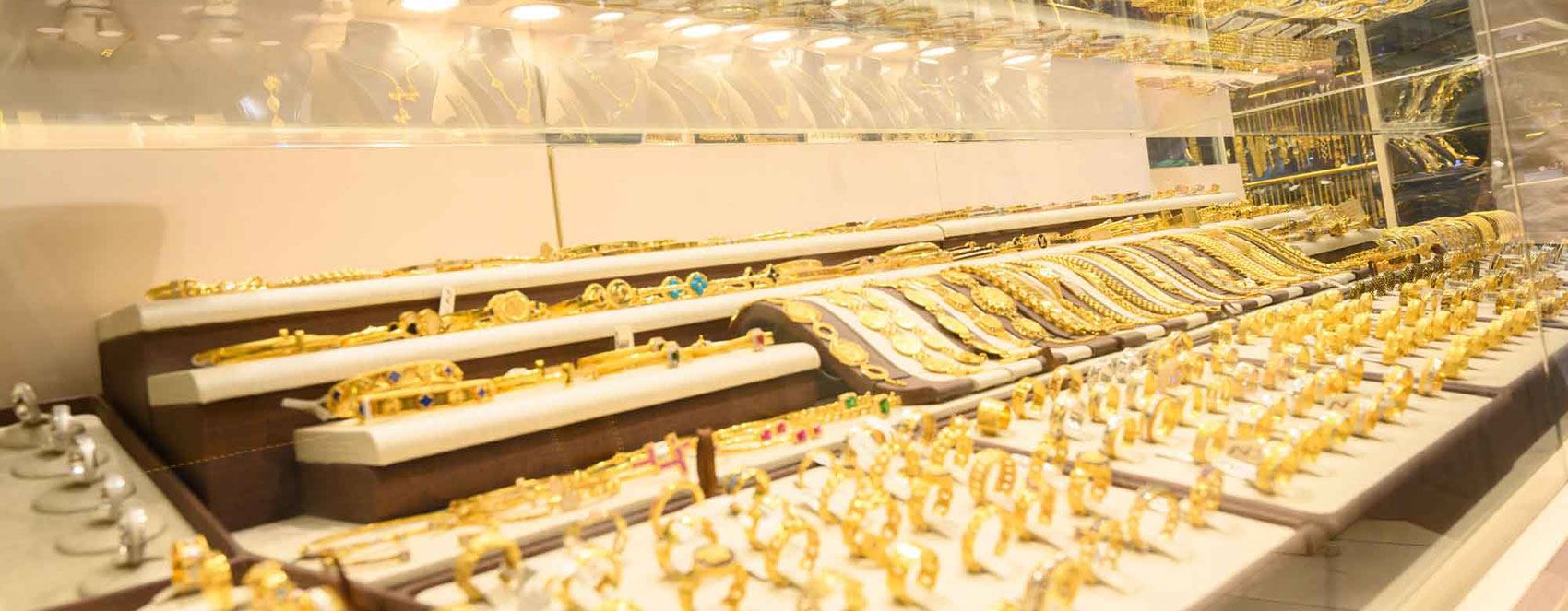 Baghdad’s gold vendors embrace capital’s relative security