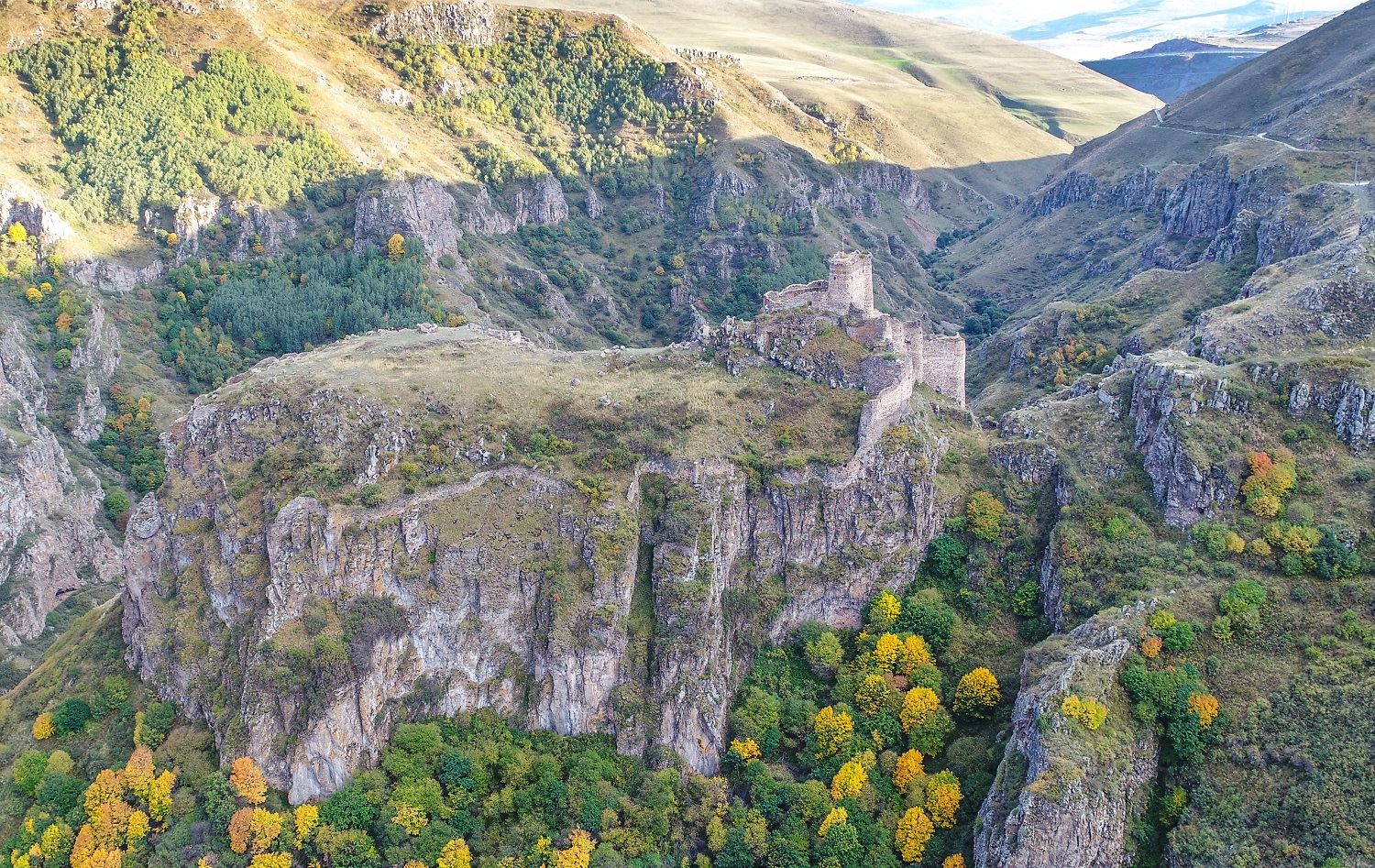 Kelha Şeytan  bala geştyarên biyanî dikişîne