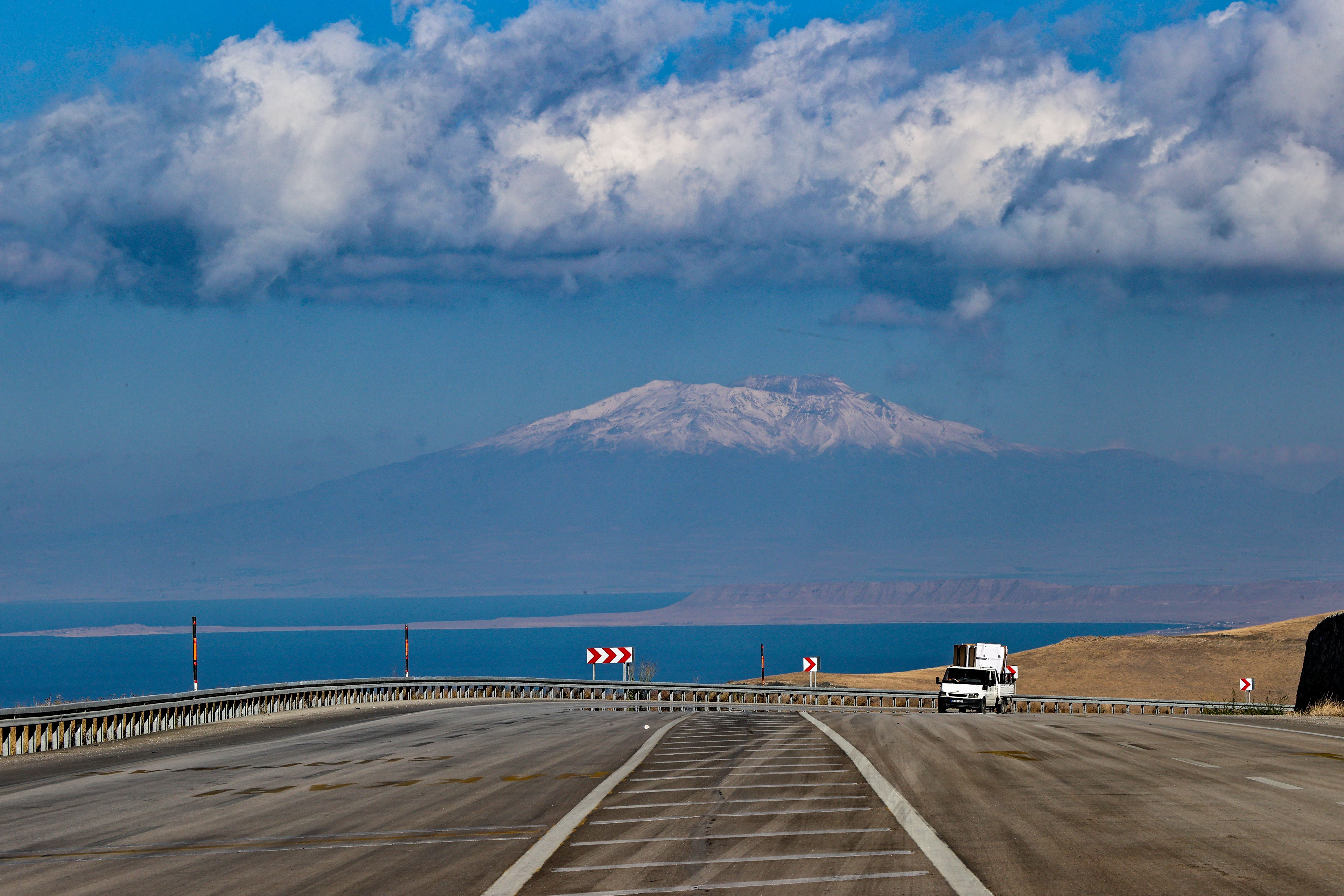 Berfê serê Çiyayê Sîpanê xemiland