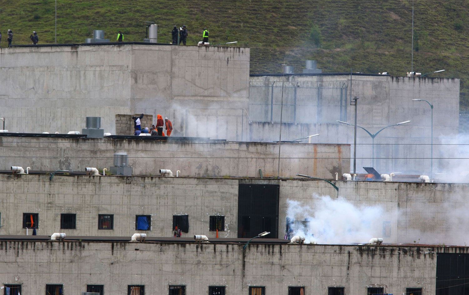 Rakip çeteler cezaevinde çatıştı: 24 ölü