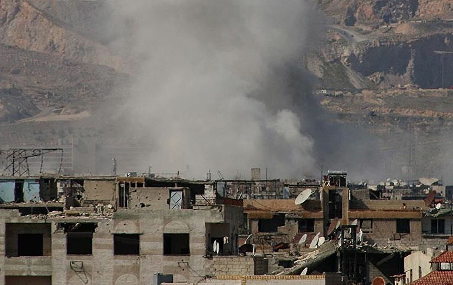 SANA: El Nusra, İdlib ve Hama'da cephe hattına klor gazı yüklü roketler gönderdi