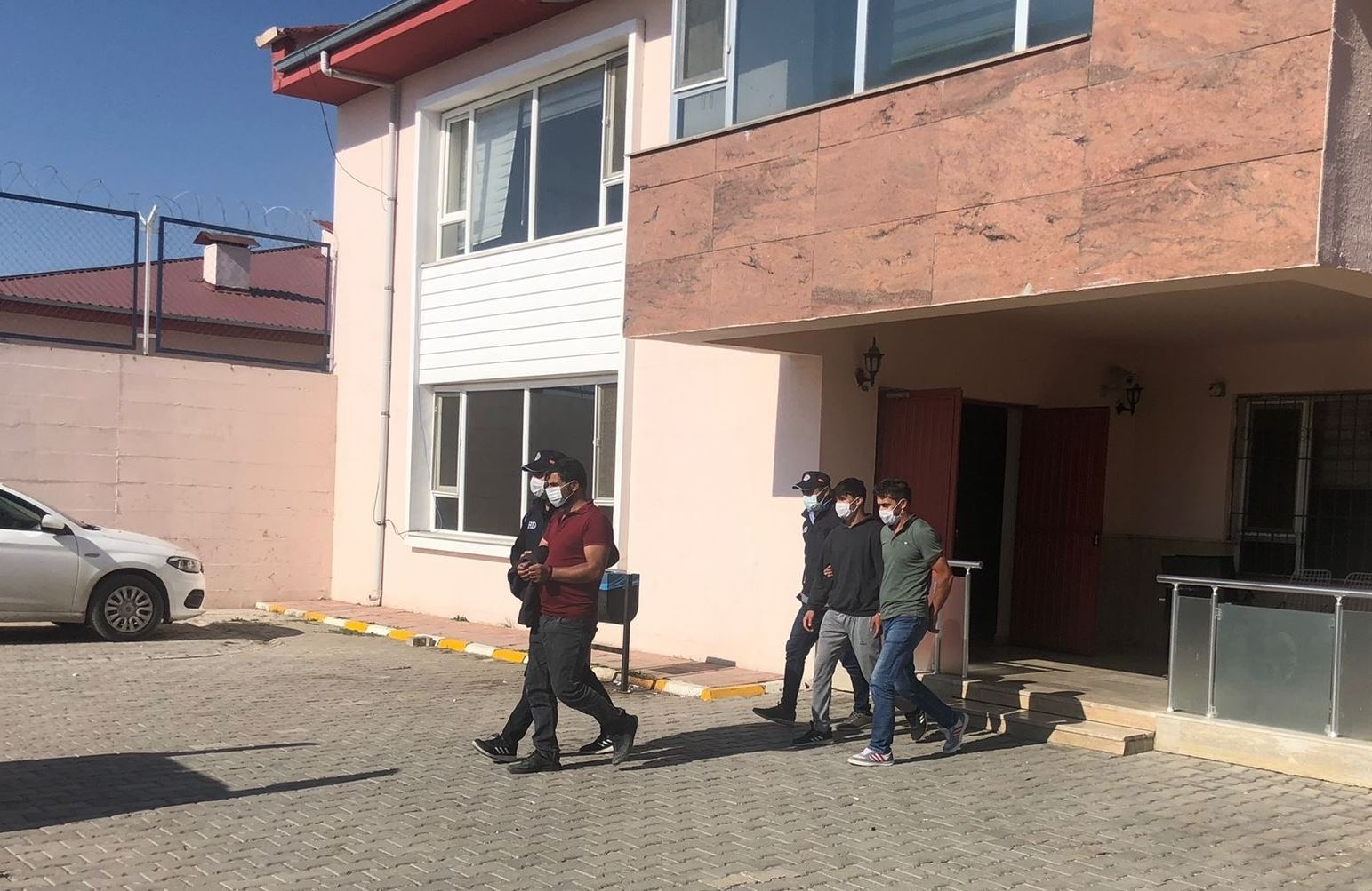 Li Wanê 13 koçber û qaçaxçî hatin desteserkirin