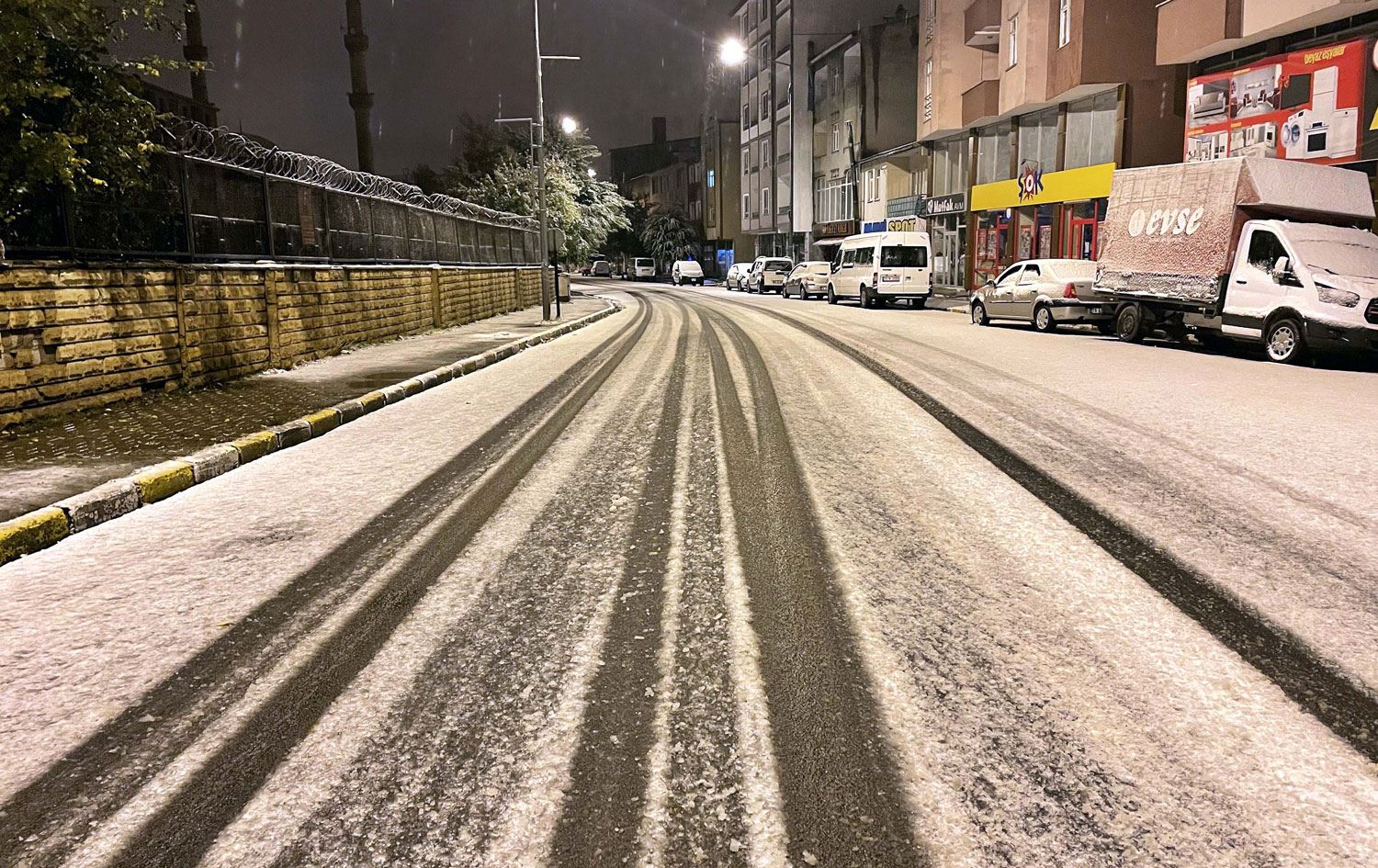 Ardahan'a mevsimin ilk karı düştü
