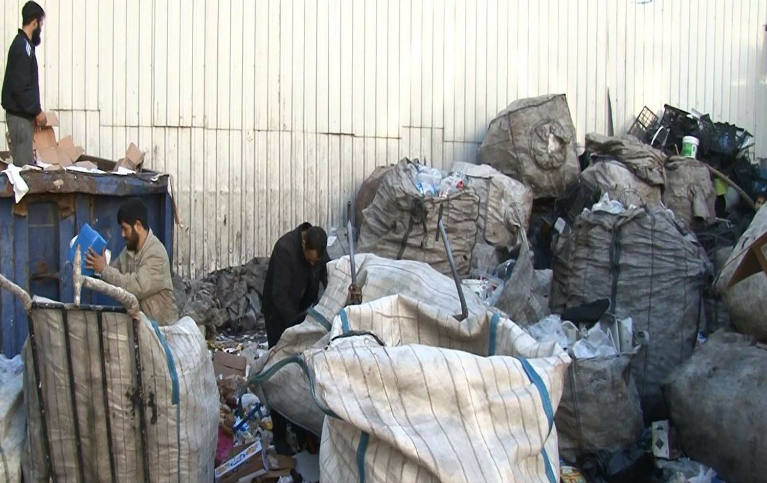 İstanbul’da kağıt toplayıcılarına baskın: 200 gözaltı