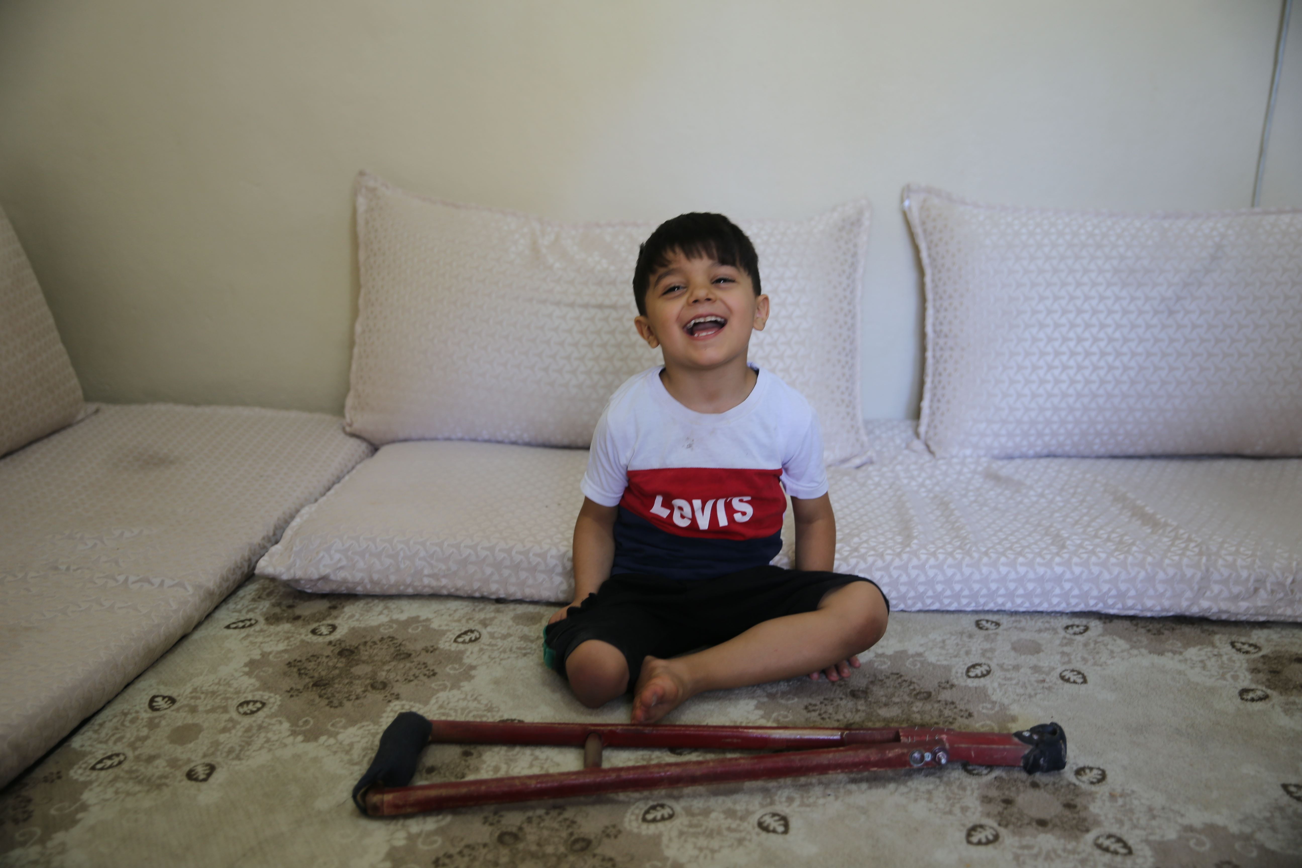 Xêrxwazek bo Mihemed lingê protez dabîn dike