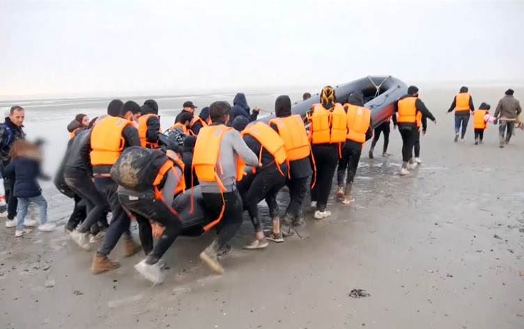 Yaklaşık 40 Kürt göçmen Fransa'dan İngiltere'ye geçti