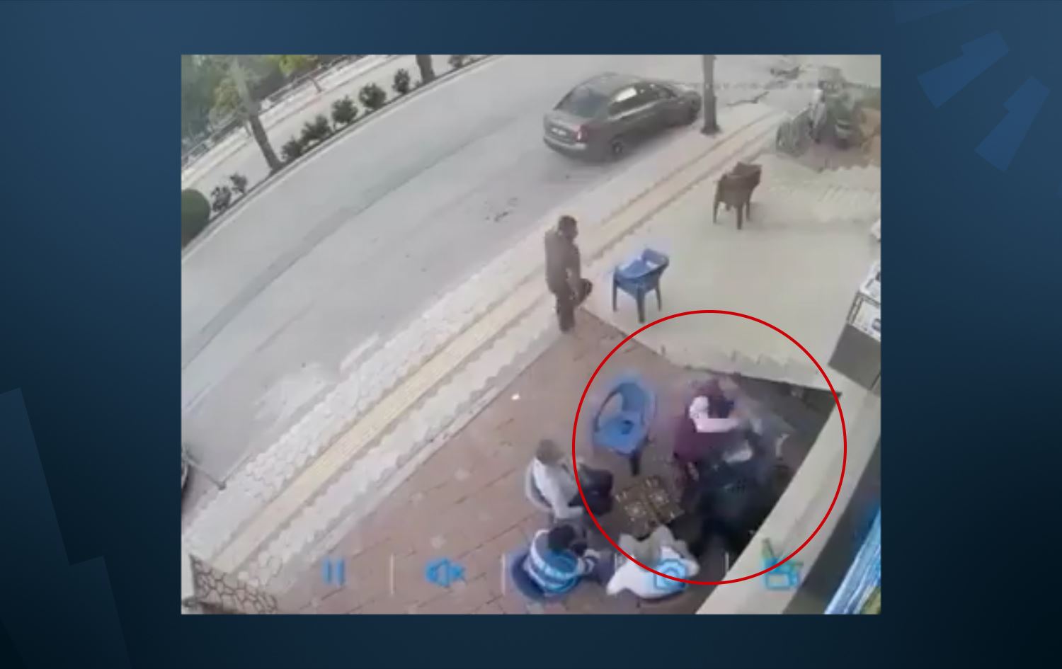 5 erkeğin gözleri önünde kadına şiddet