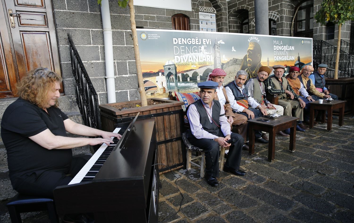 Dengbêjên Amedê li ber piyanoyê kilam gotin