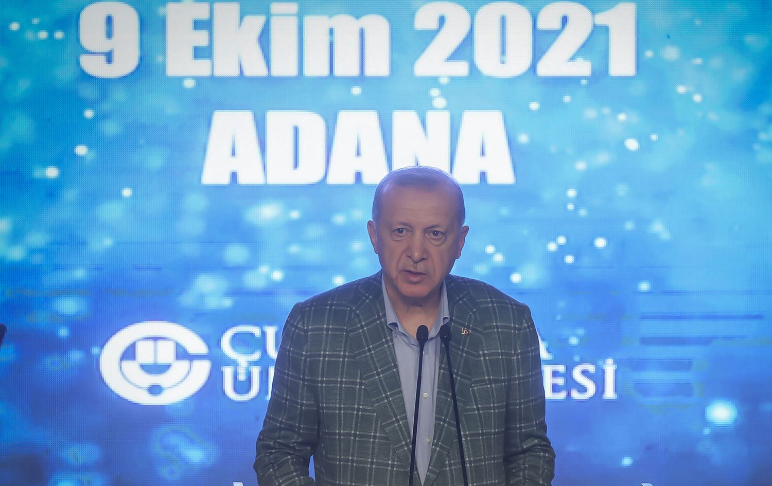 ‘Öğrencilikle alakası olmayanlar parklarda poz veriyor’