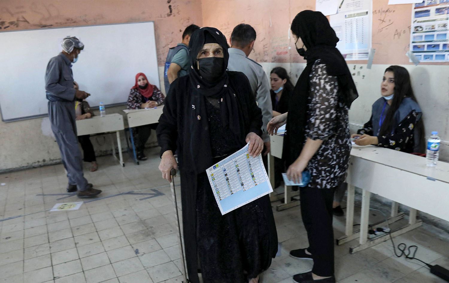 Bin 877 gözlemci seçimleri takip ediyor