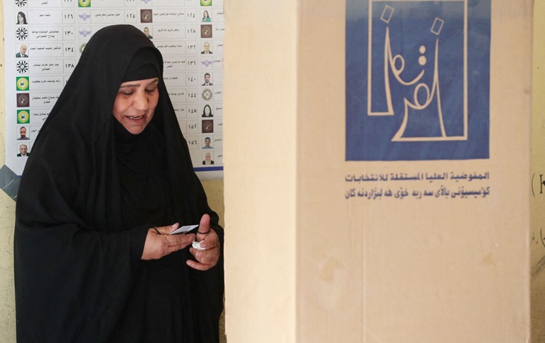 امرأة عراقية تدلي بصوتها