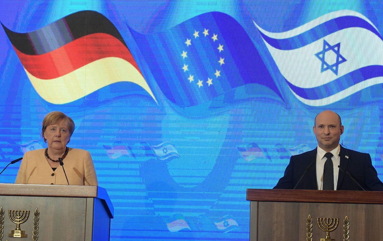 Merkel İsrail’de: İran derhal müzakere masasına dönmeli