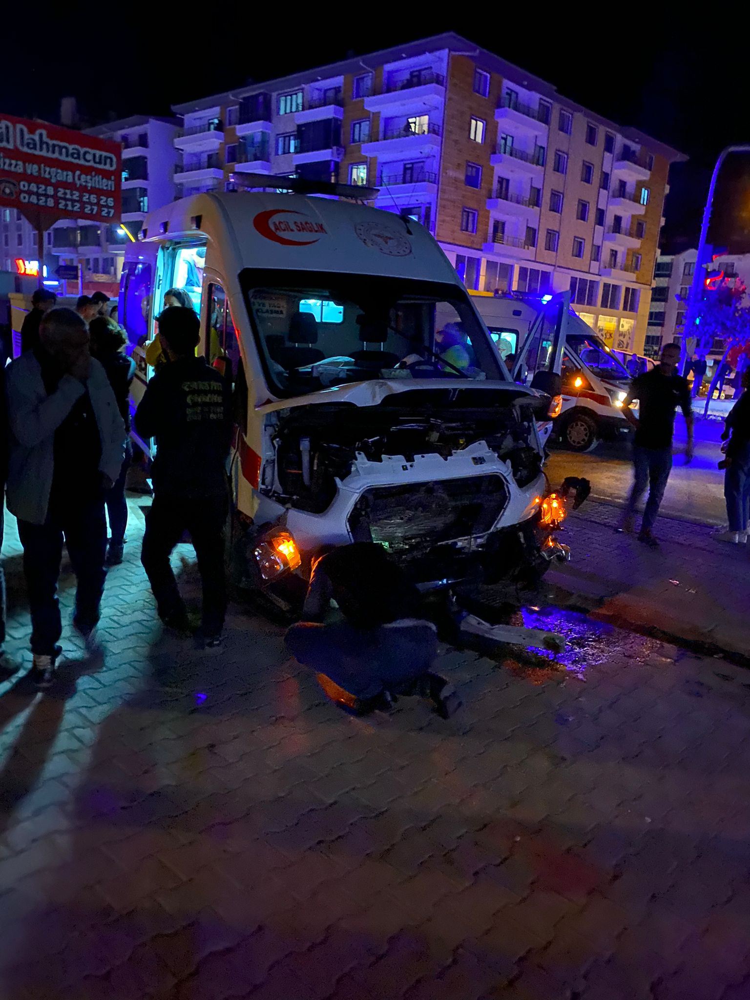 Ambulans û otombîlê li hev dan: 6 kes birîndar bûn