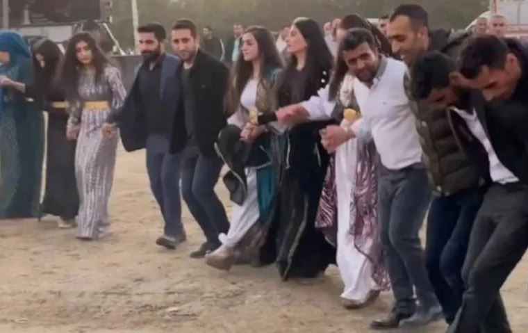 لە ئەنقەرە بەهۆی جلی کوردییەوە دژەتیرۆر هەڵدەکوتێتە سەر ئاهەنگێکی کوردی