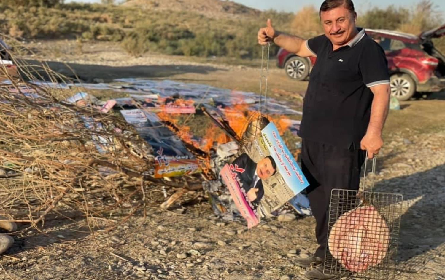 Seçimi kazanamayan aday posterlerini mangal ateşinde kullandı