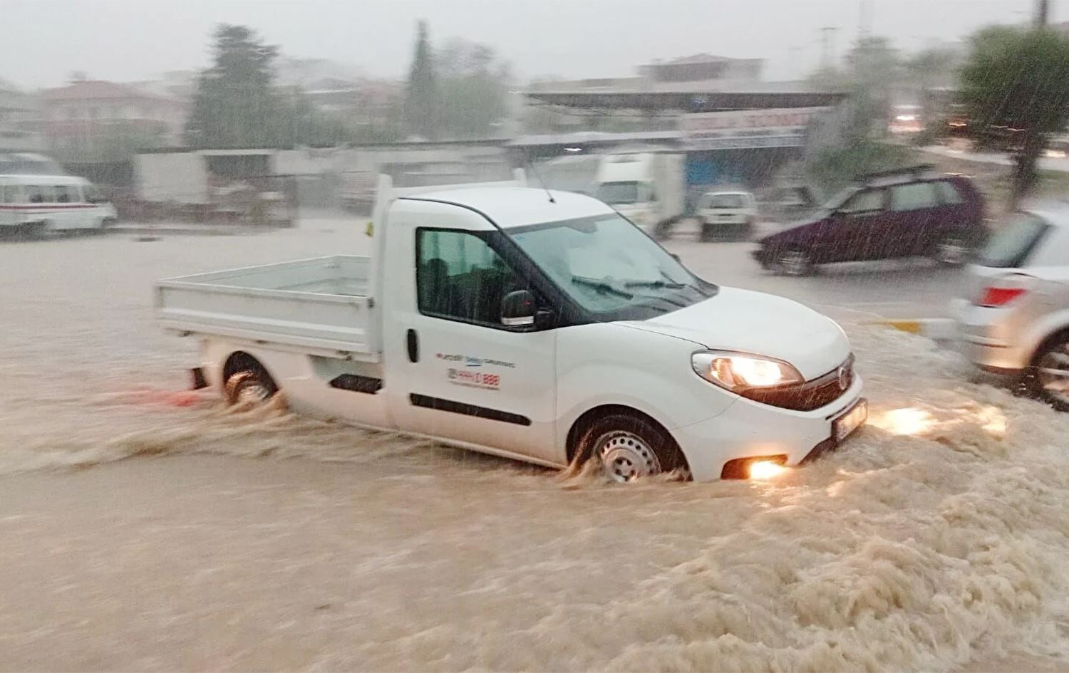 İzmir'de etkili olan sağanak yaşamı olumsuz etkiledi!