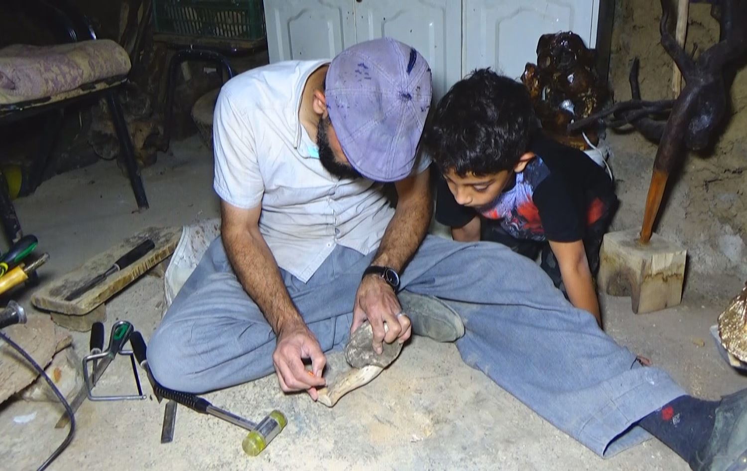 چیرۆکی عومەر لە مەریوان؛ لە کۆڵبەرییەوە بۆ دروستکردنی پەیکەر لە داری سووتاو و وشکبوو