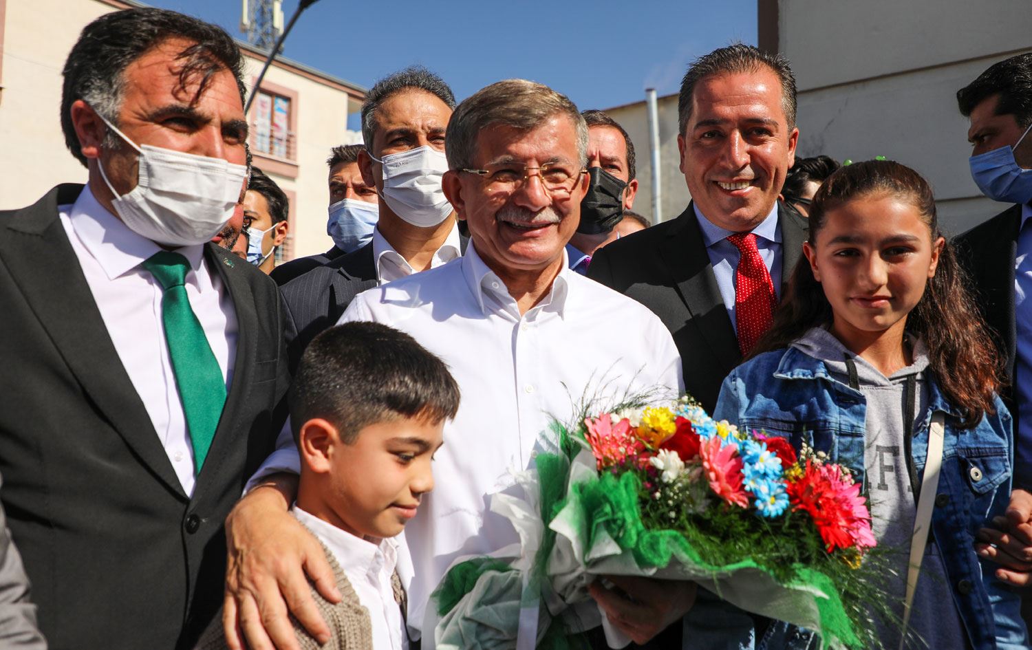 VAN - Davutoğlu’nun bindiği asansör yere çakıldı!