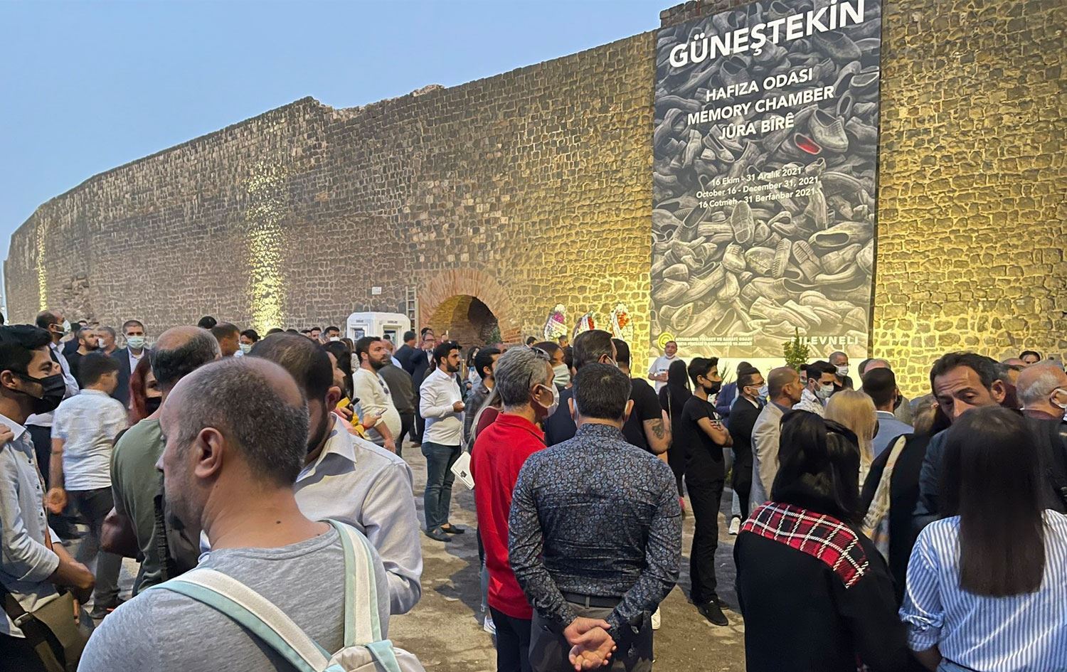 Grûpeke ji gencan êrişî pêşangeha Ahmet Guneştekîn kirin