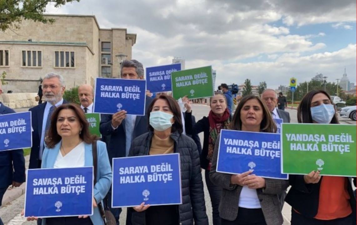 پەرلەمانتارانی هەدەپە لە دژی "بودجەی کۆشک" رێپێوانیان کرد