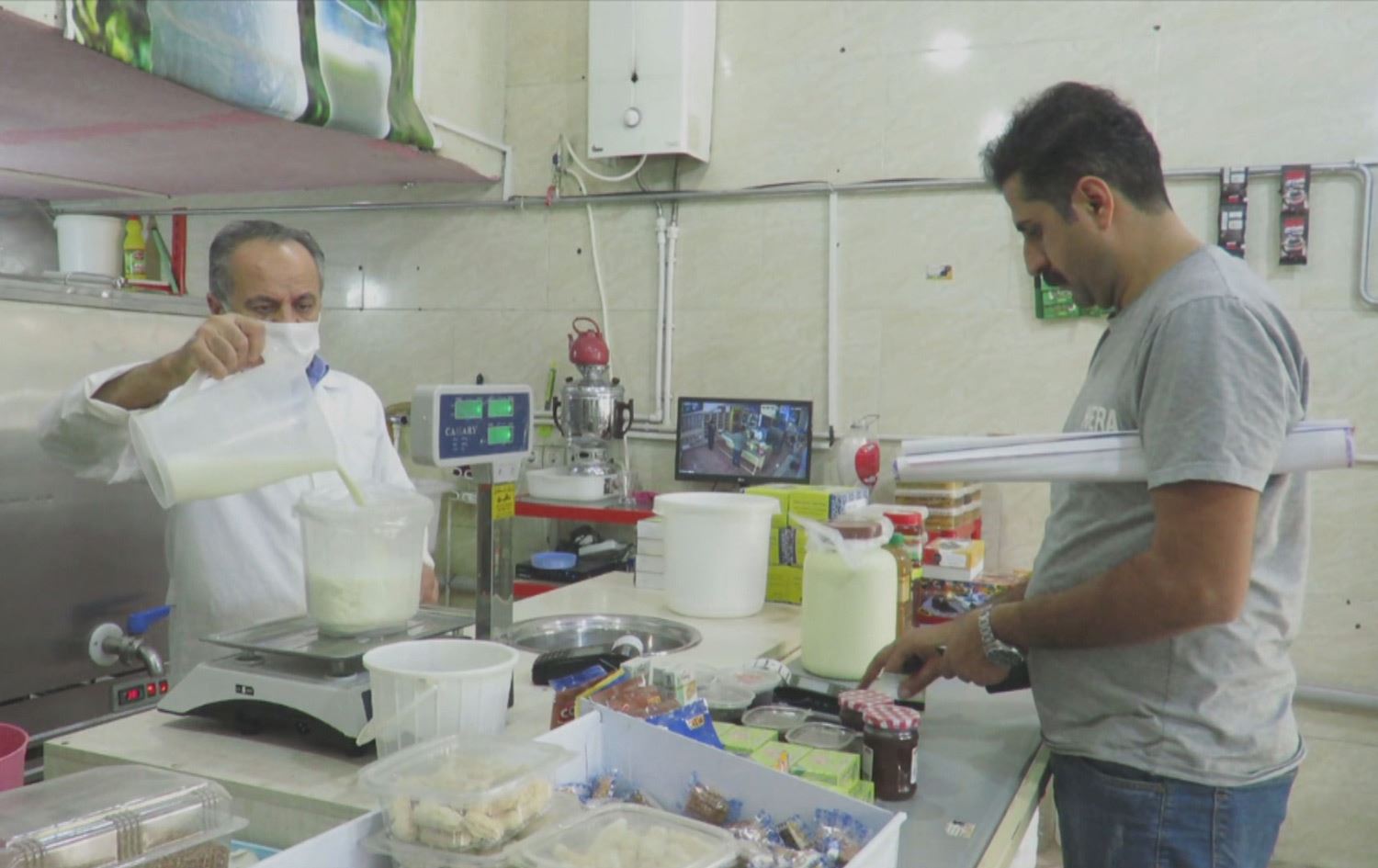 کرێکاران لە ئێران و رۆژهەڵاتی کوردستان توانای کڕینی شیر و بەرهەمەکانییان نییە