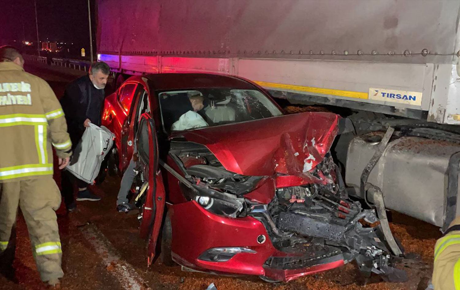 Salçalar döküldü, 18 araç çarpıştı; 1 ölü, 10 yaralı