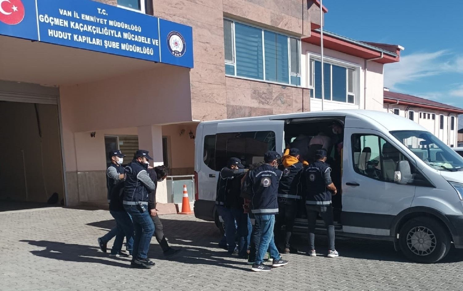 Li Wanê 4 kes bi tometa ‘qaçaxçîtiya koçberan’ hatin girtin