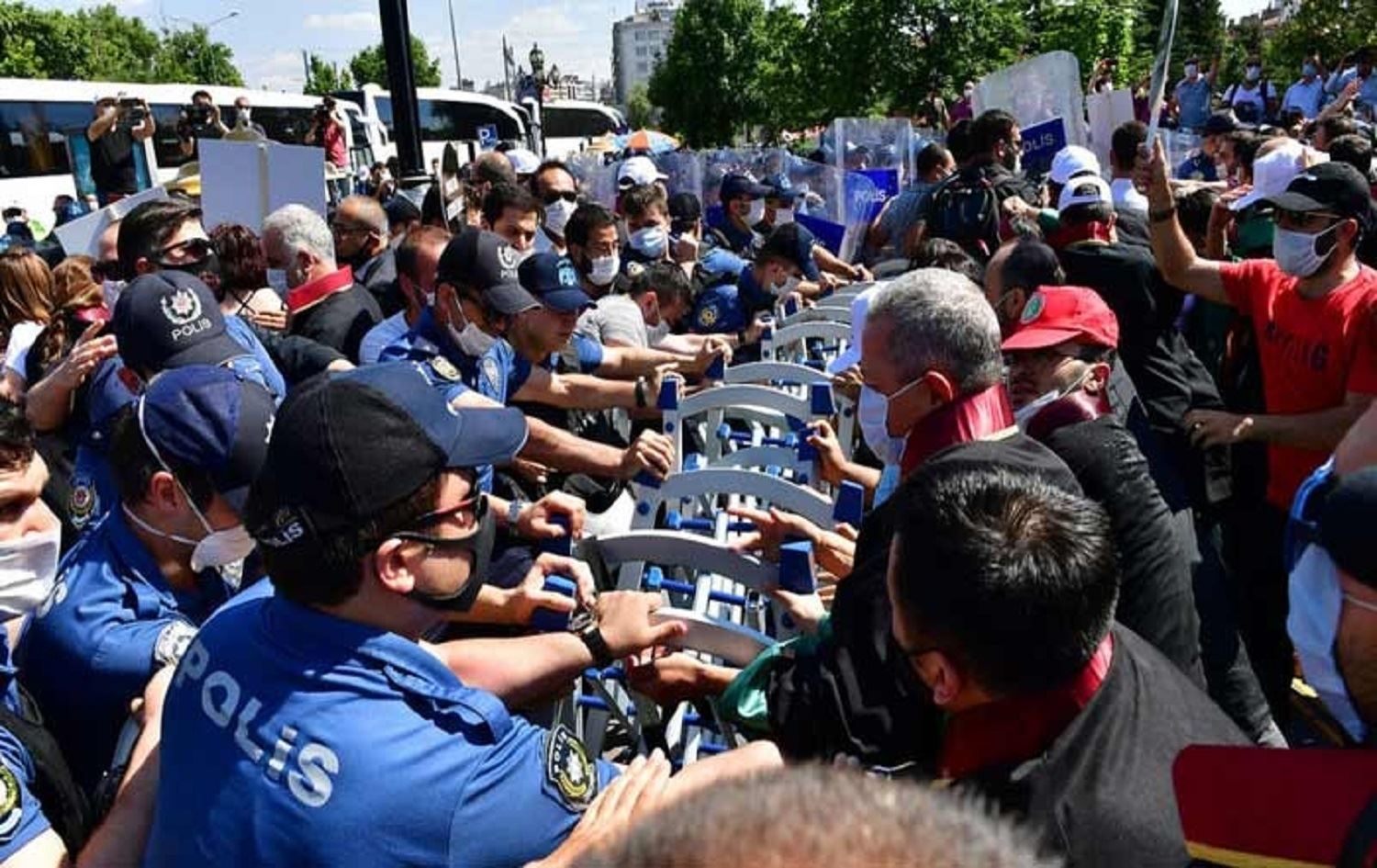 Destpêşxeriya Parêzerên Girtî: 4 hezar dadwer ji kar hatine dûrxistin