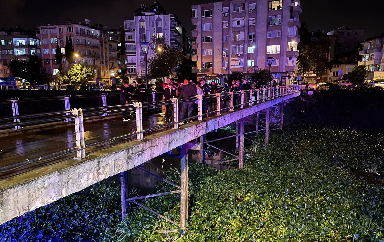 İddia üzerine nehre atlayan üç gençten biri boğuldu