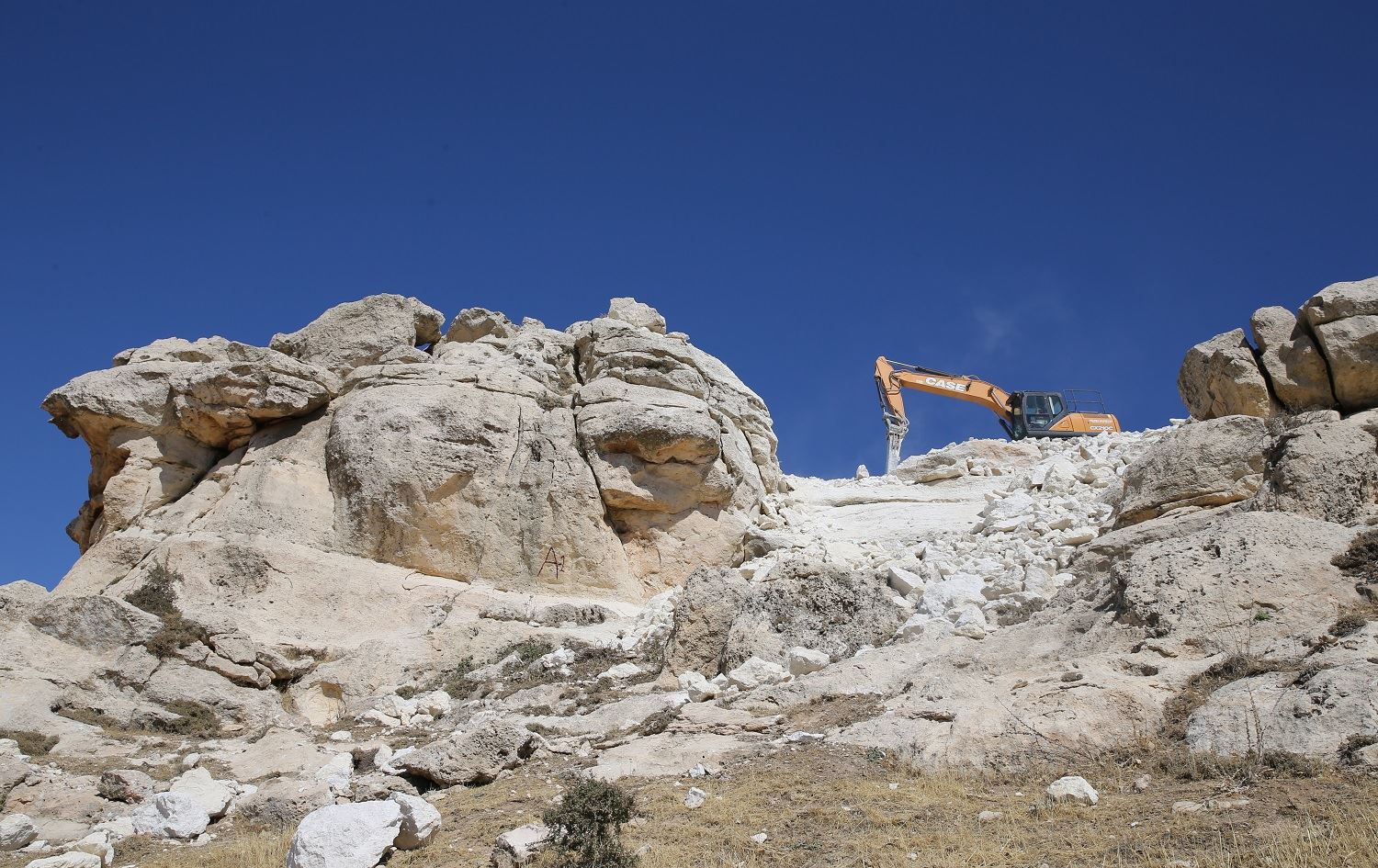 Li Mêrdînê ji ber metirsiya erdhejê zinar tên şikandin