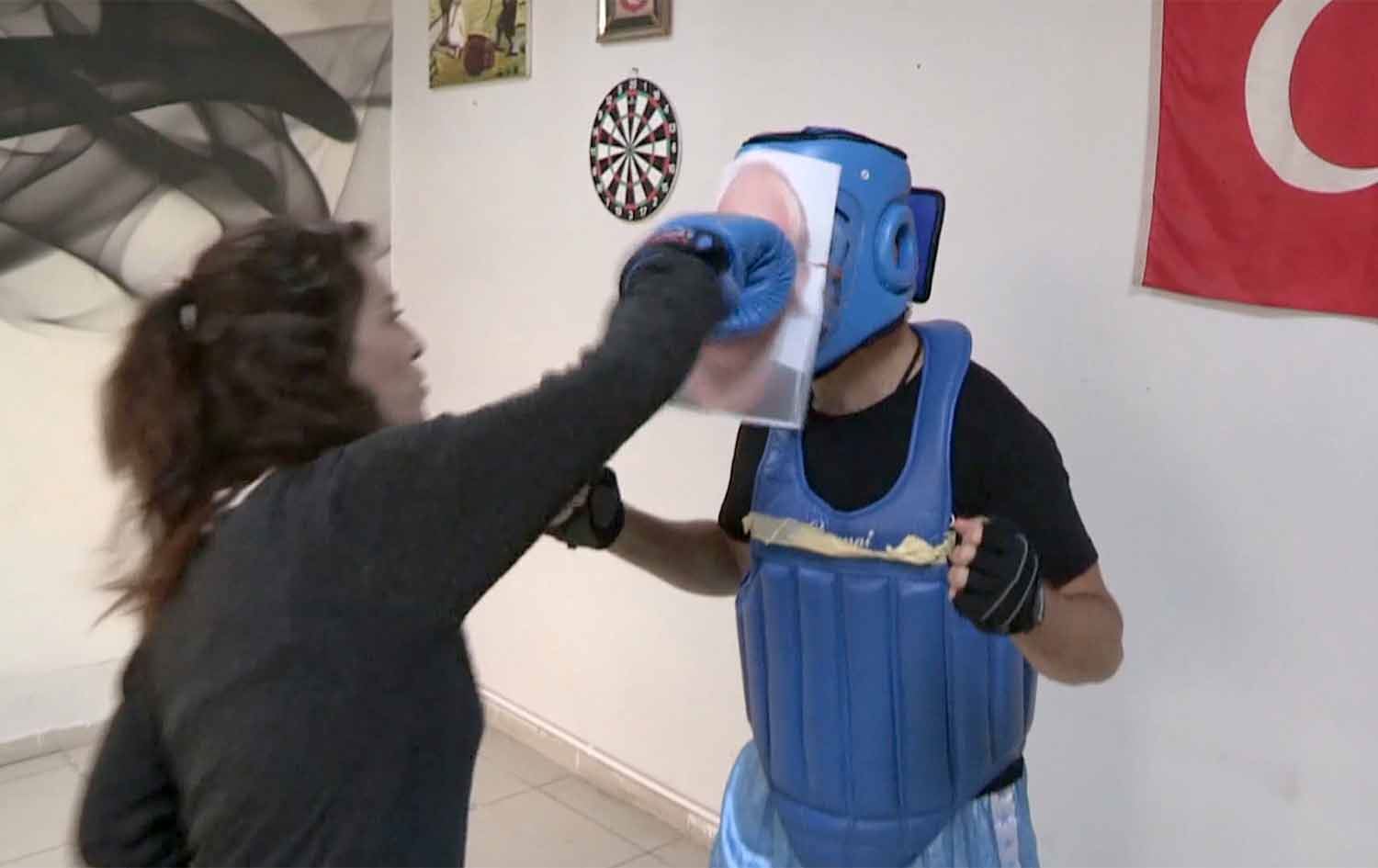 پیاوێک لە تورکیا خۆی دەکاتە کیسەی بۆکسینگ و خەڵک سترێسی خۆیانی پێ دەردەکەن