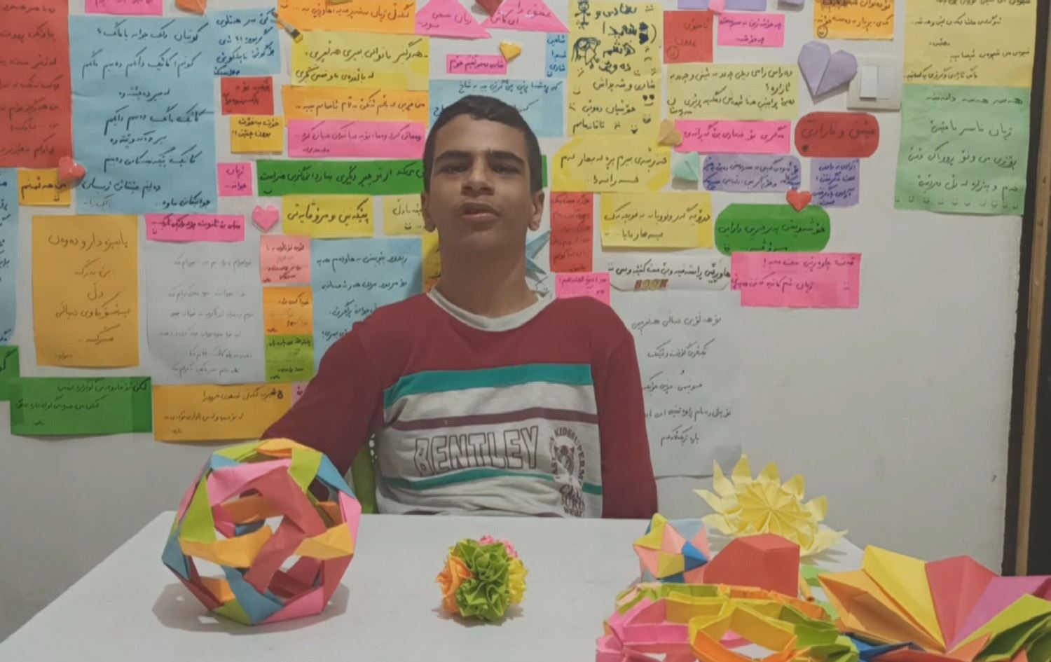 منداڵێکی خاوەن پێداویستیی تایبەت بە کاریکارتێر خەم و ئازارەکانی کۆڵبەران پێشان دەدات