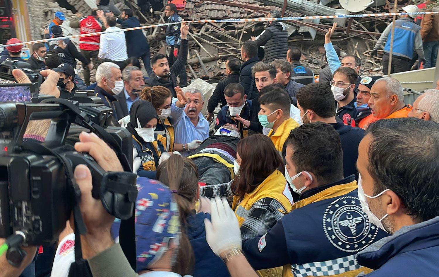 Malatya'da 2 katlı bina çöktü
