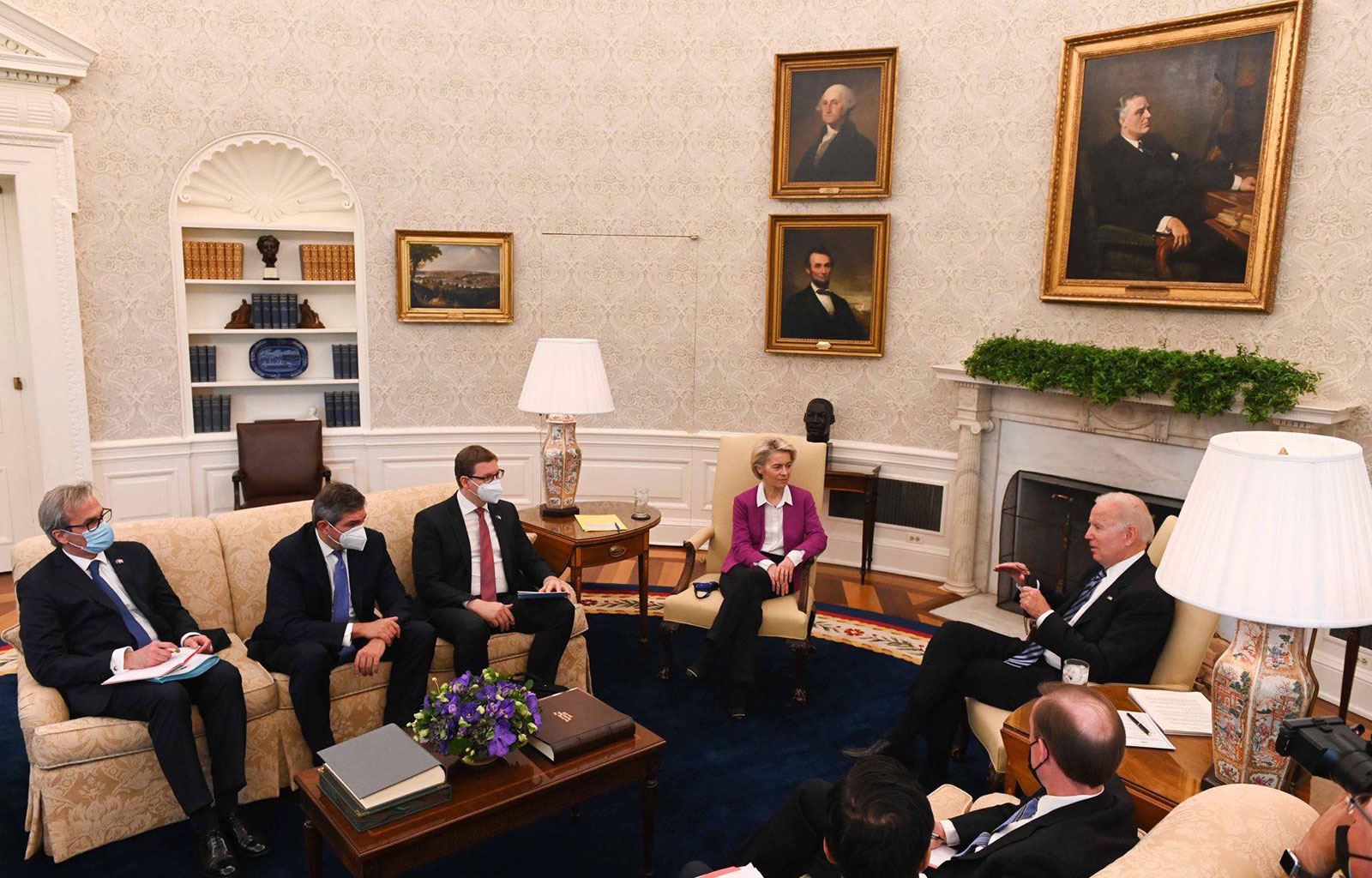 Biden ile görüşen Leyen: Belarus'a yaptırımlar genişletilecek