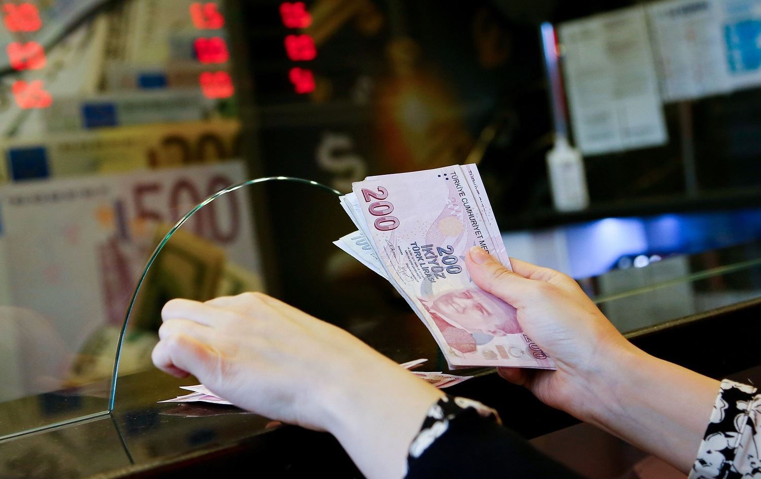 Dolar 9,94’le rekor tazeledi