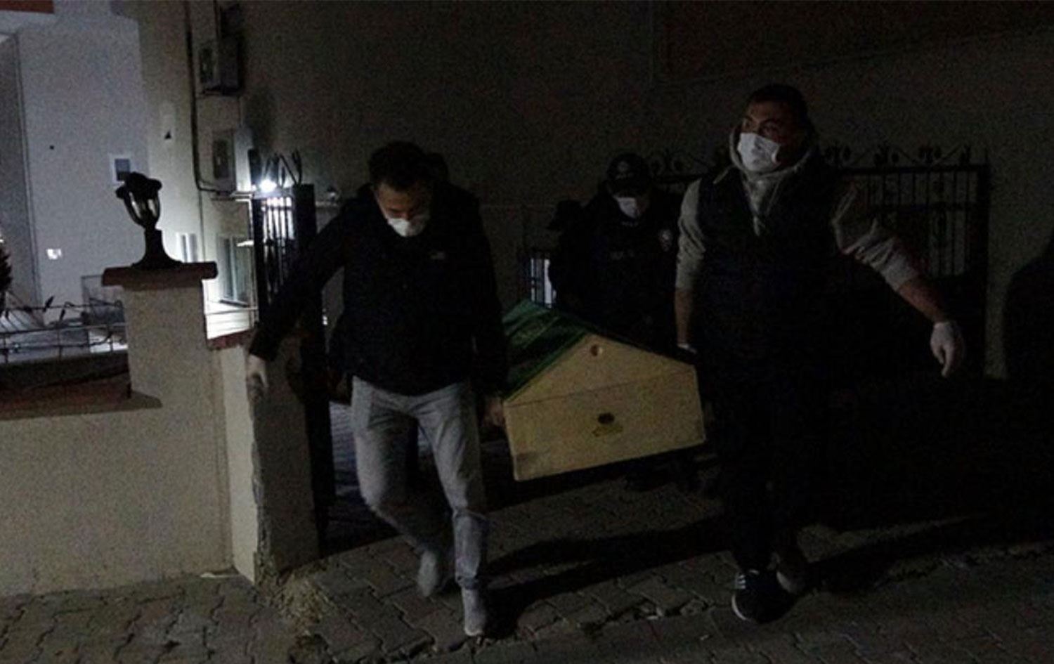 Annesini ve emekli astsubay babasını öldürüp intihar etti!