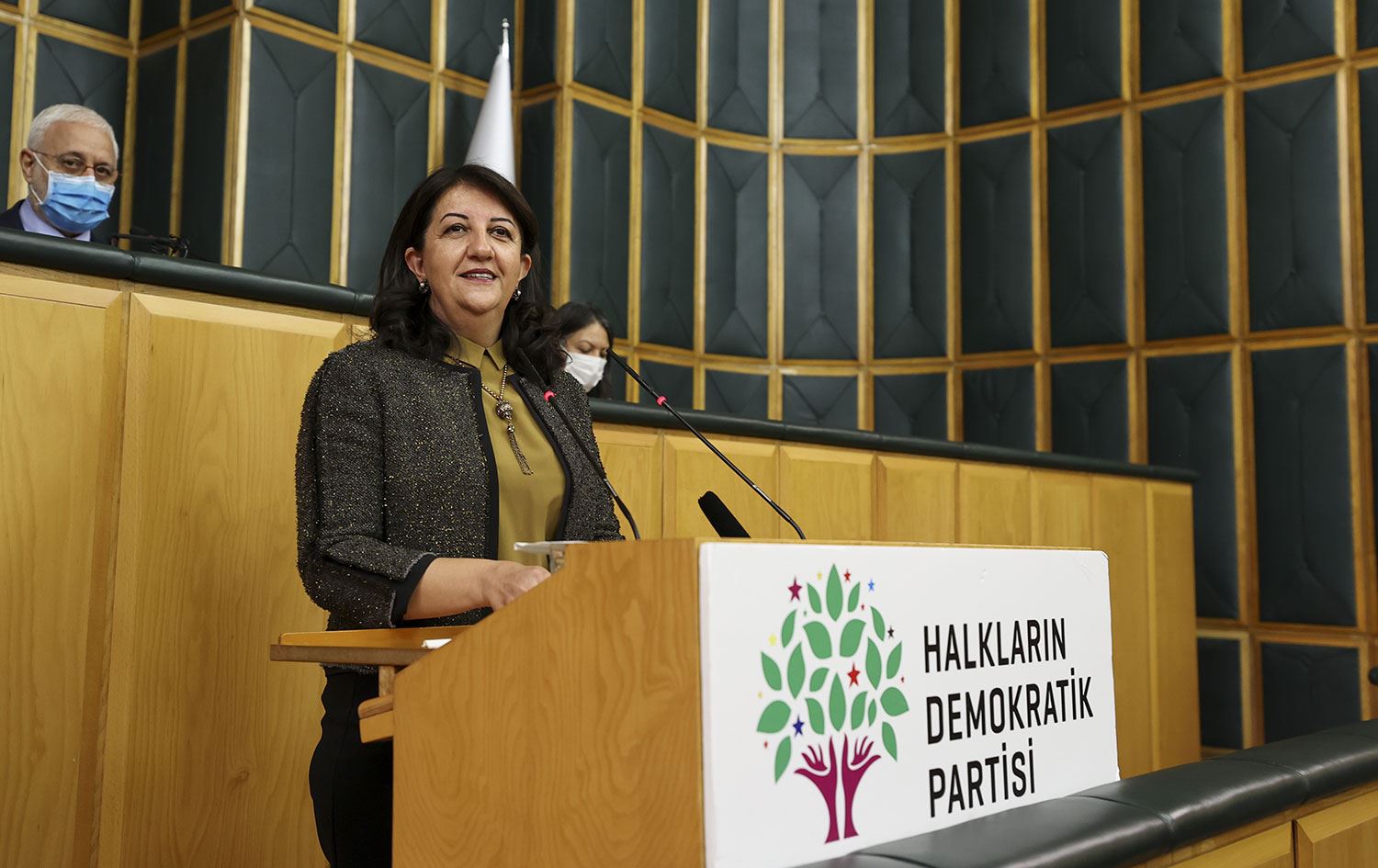 Pervin Buldan’dan sistem eleştirisi: 50+1 ayaklarına dolandı