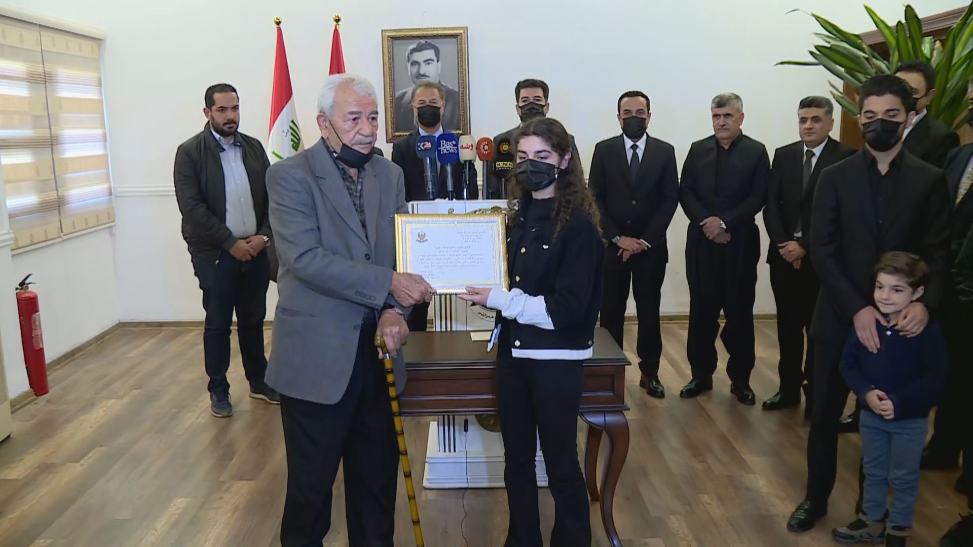 خەڵاتی 'فرسەت سۆفی' بەخشرایە عەریزەنووسێک کە 35 هەزار دۆلاری بۆ خاوەنەکەی گەڕاندبووەوە